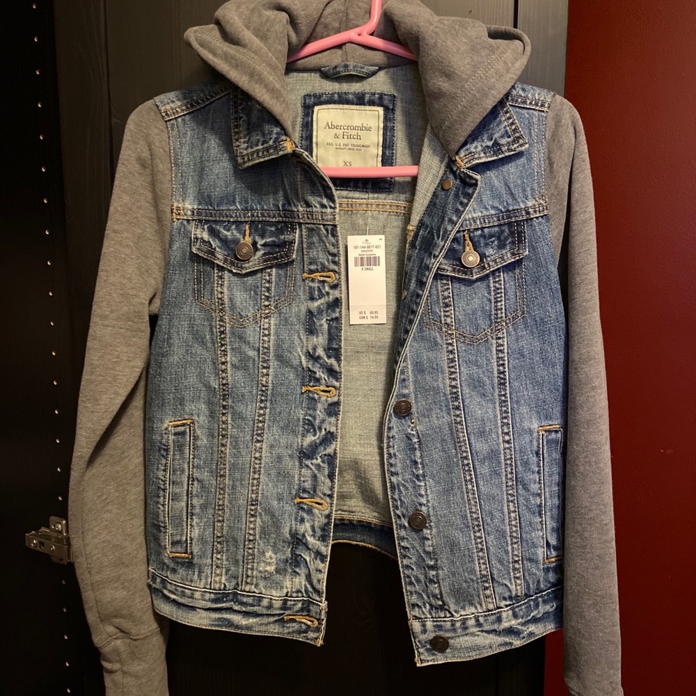 Abercrombie & Fitch Jean jacket with a hoodie